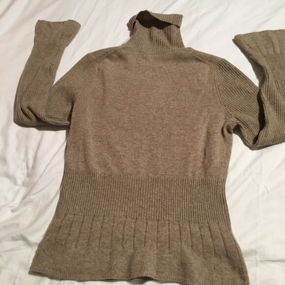 Magaschoni !00% cashmere neutral Taupe ribbed peplum bottom- ruffled long slv M - Picture 3 of 9
